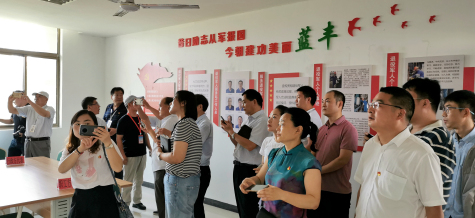 徐州、新沂兩級黨工建指導員觀(guān)摩藍豐生化黨工建活動(dòng)中心