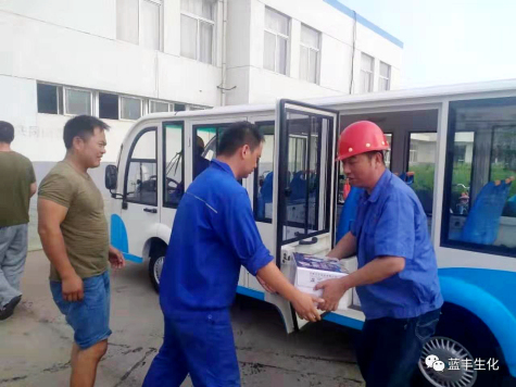 藍豐生化領(lǐng)導酷暑慰問(wèn)生產(chǎn)一線(xiàn)員工