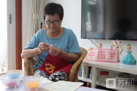 1912顆！退休老黨員用彩珠串起心中的黨旗！